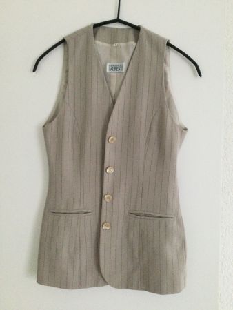 Schönes Gilet mit feinen Nadelstreifen in taupe