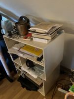 Weisses modulares Standregal / Bücherregal mit Fächern