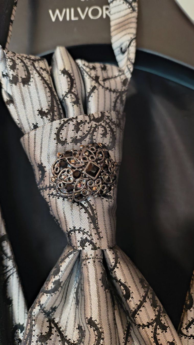 Costumes, combinaisons de sport et fonctionnelles: Festlicher Anzug – D'occasion à Güttingen par Castle7 2