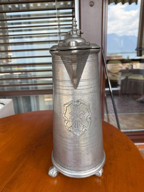 Carafes: Pichet en étain ancien avec blason décoré – D'occasion à Territet par Yvanz