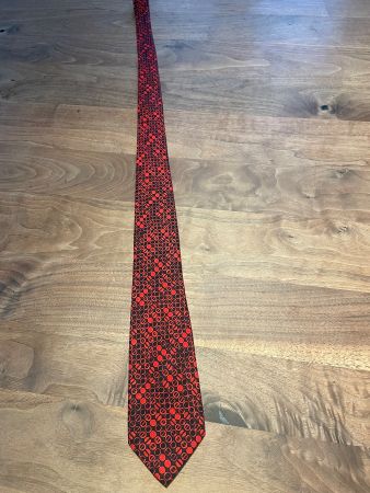 Rote Seidenkrawatte mit Muster