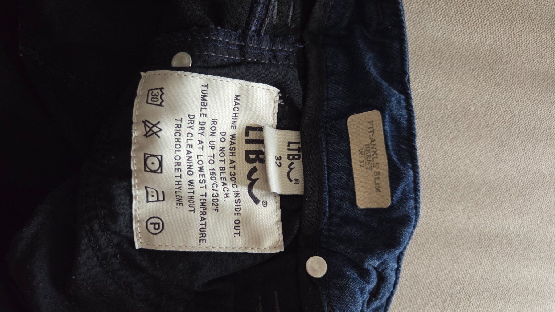 Jeans: Schwarze Röhrenjeans von LTB Gr. 32, – Usato da Zürich venduto da lis_975j 2