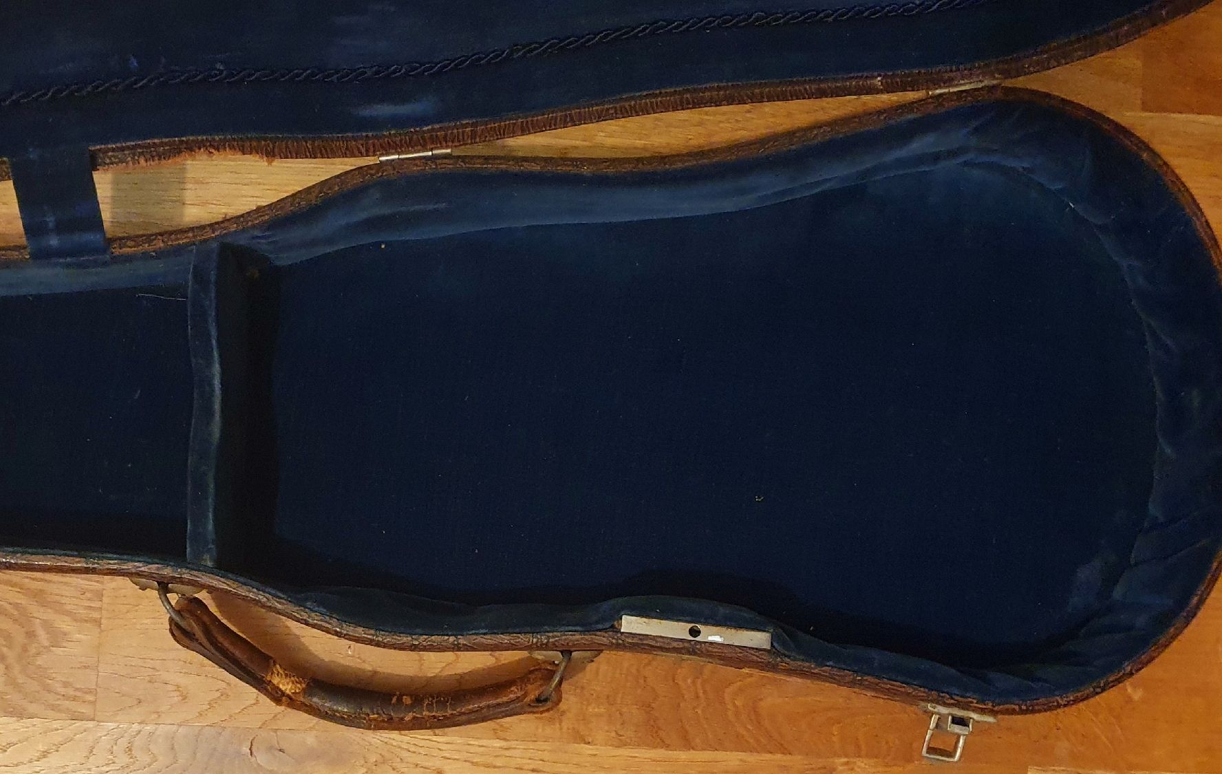 Musikinstrumente: antiker 4/4 Violinkoffer mit Reiseklebern – Gebraucht aus Zürich von Philotimo 3
