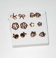 6 Ohrstecker (rot)goldfarbig (u.a. Schleife, Blume, Apfel)