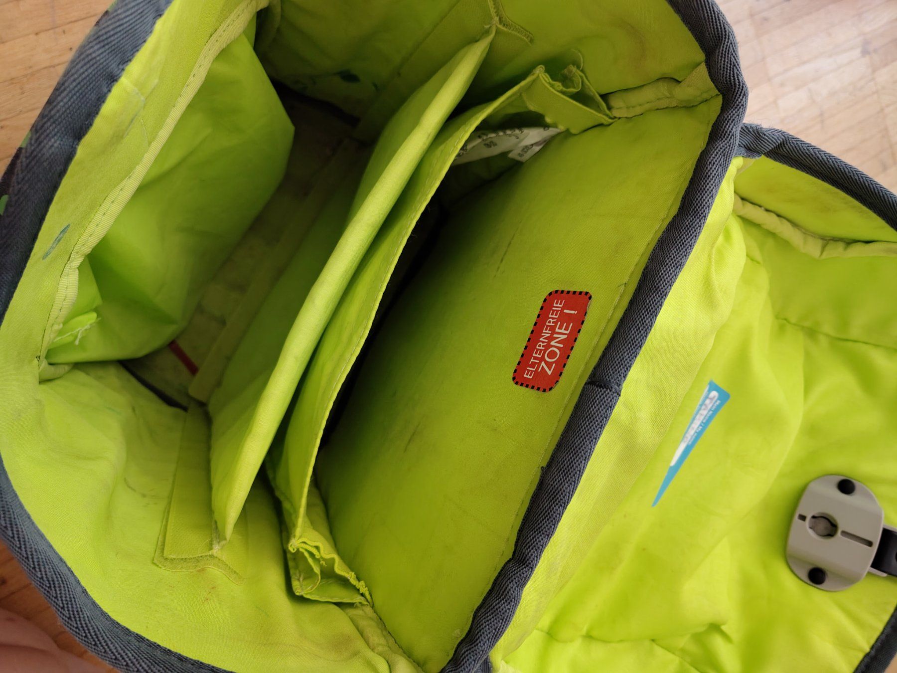 Ergobag Borse & Zaini: Grün-schwarzer Ergobag Schulthek mit Polizei-Kletties – Usato da Uster venduto da Truda 6