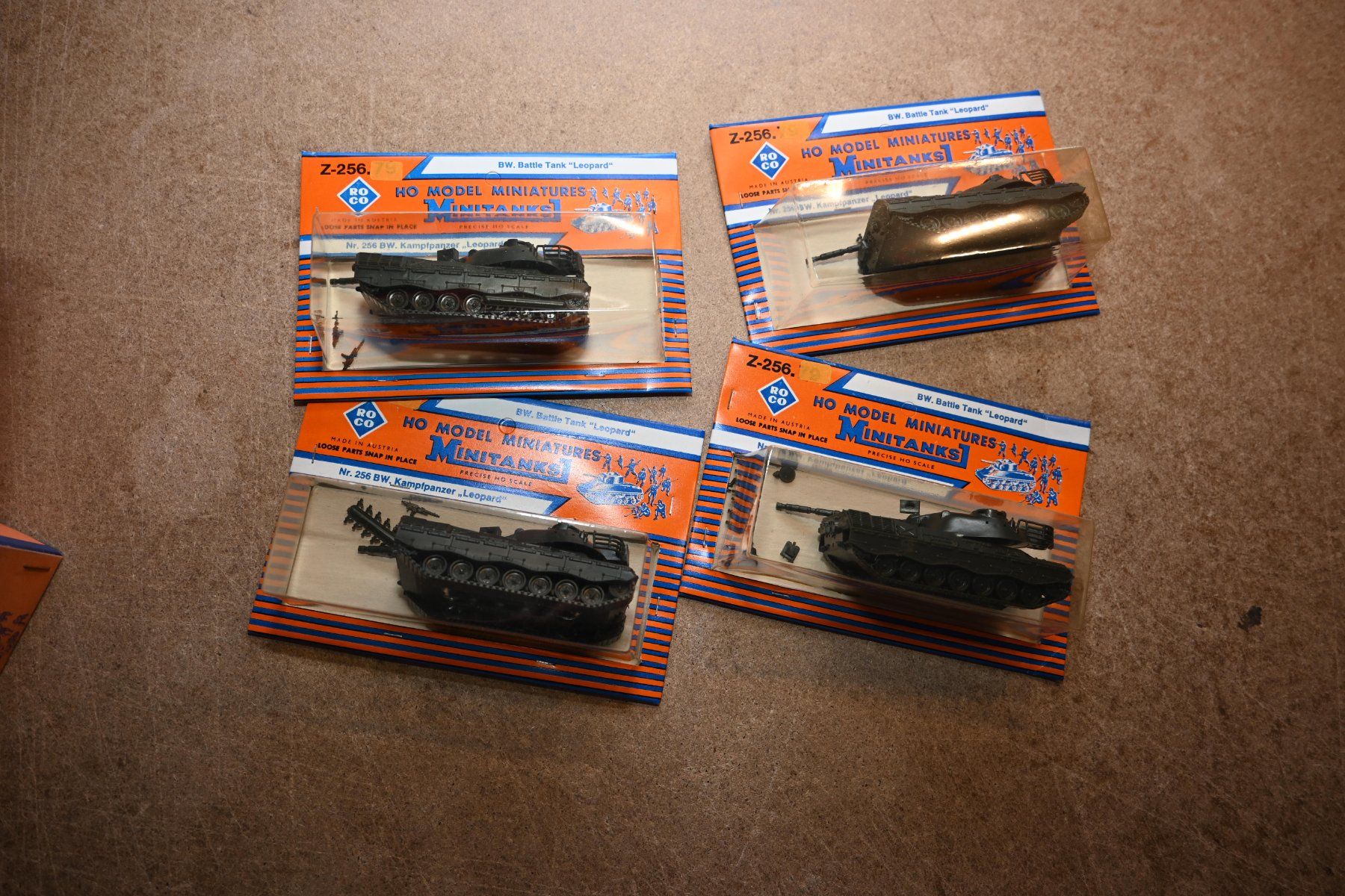 Roco Modellini di ferrovie: ROCO Minitanks BW Kampfpanzer Leopard Z-256 4 Stk. – Usato da Laupen ZH venduto da Zmoewe