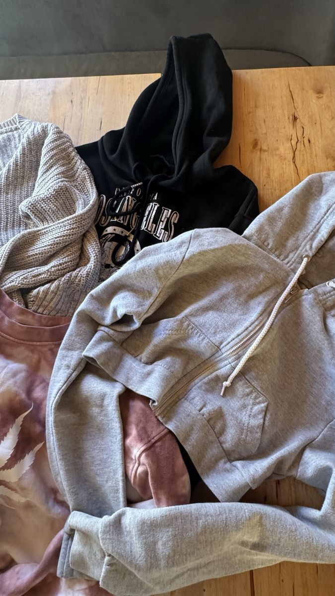 Lotti di vestiti: Kleiderpaket Pullover Grösse Xs-S – Usato da Dardin venduto da l.a.d.i.n.a 1