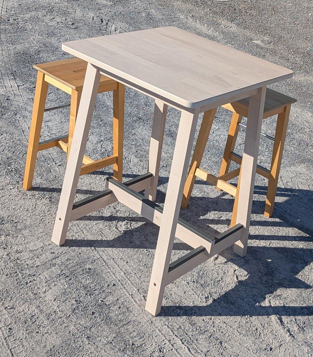 Ikea Set di tavolo e panche: IKEA Bartisch inkl. 2 Barhocker neuwertig – Usato da Tägerschen venduto da Bachmann_21 1