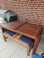 Gartentisch mit zwei Stühlen und einer Sitzbank aus Holz 