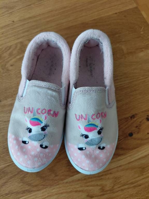 Scarpe per ragazze: Einhorn Hausschuhe Gr 30 – Usato da Willisau venduto da riodeloba