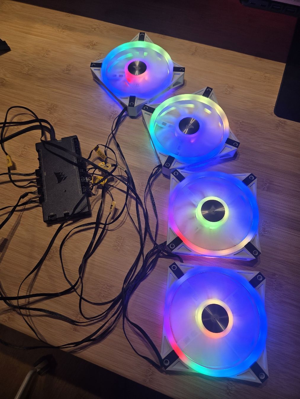 PC: 4xiCUE QL120 RGB Weiss inkl. Controller PRO – Usato da Arbon venduto da Mamamia13 5