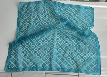 Scarf with diamond pattern blue/white good condition