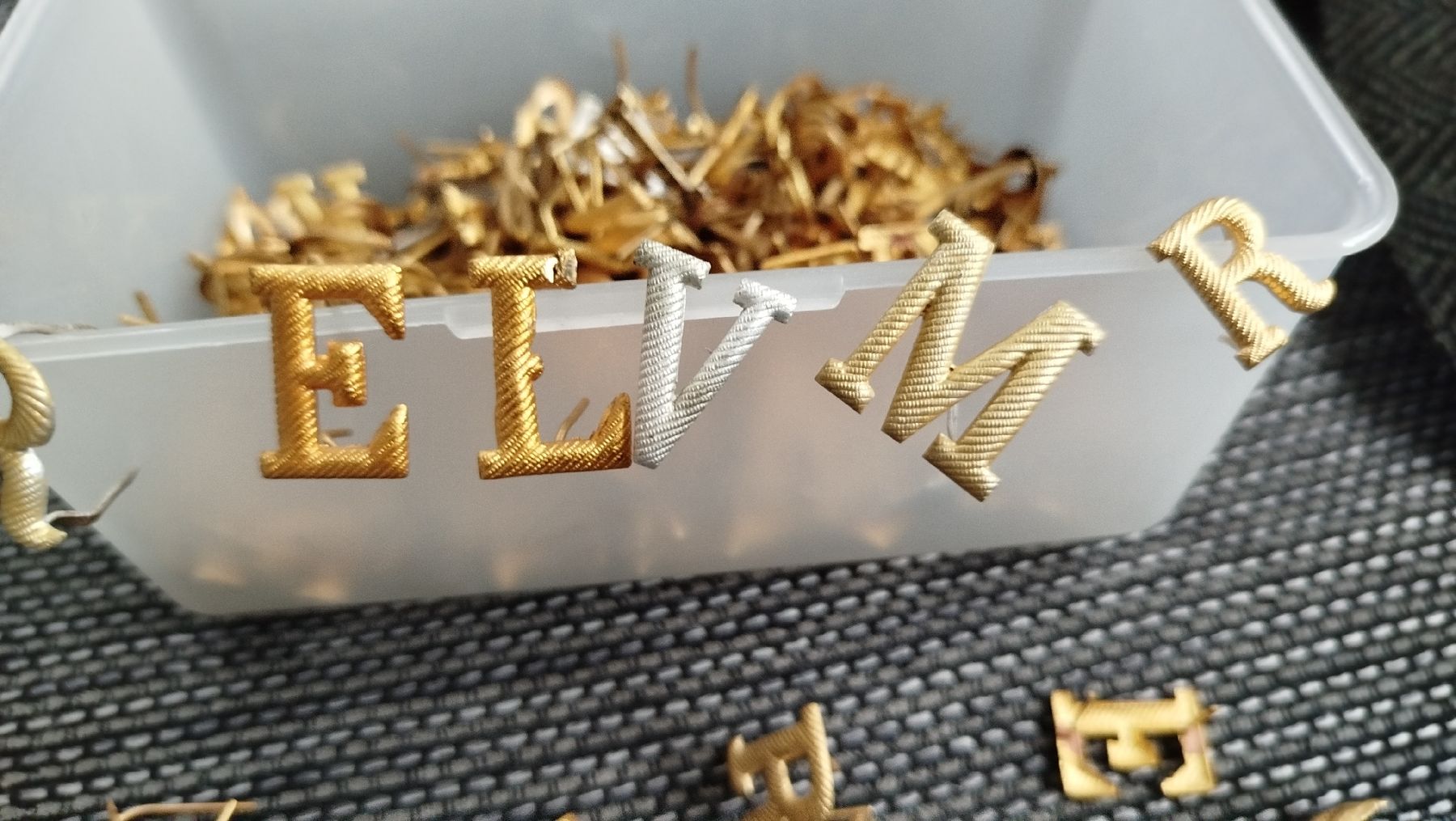 Kit bricolage: Hausräumung Grosse Menge goldene Buchstaben-Anstecker – Usato da Glashütten venduto da lightmoon 2