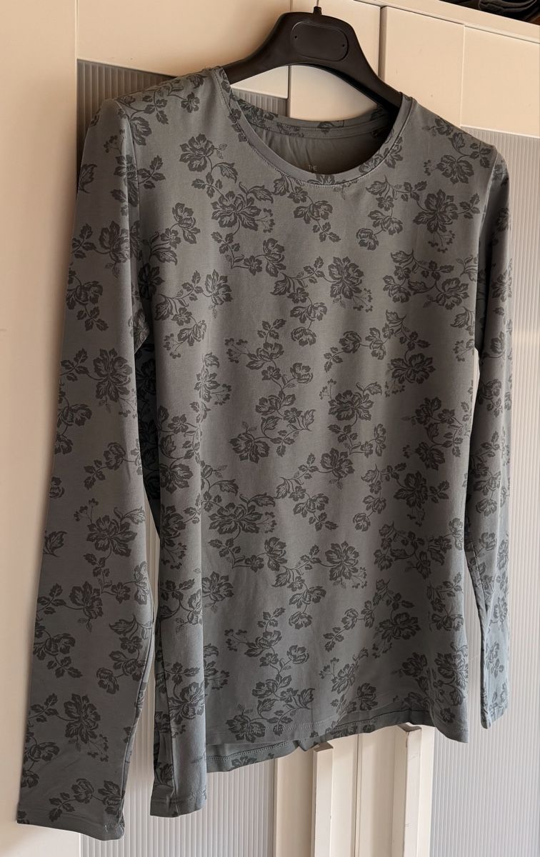 C&A Pulls & Sweat-shirts: Langarmshirt C&A Blumenmuster, Grösse M, neuwertig! – D'occasion à Wila par sirisum 1