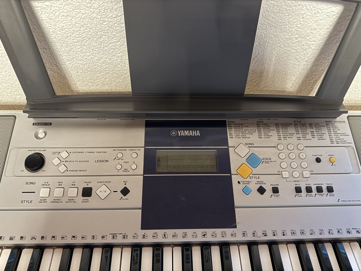 Yamaha Instruments de musique: Yamaha Keyboard PSR-E403 mit Hocker – D'occasion à Brittern par Andrina_Nurse14 2