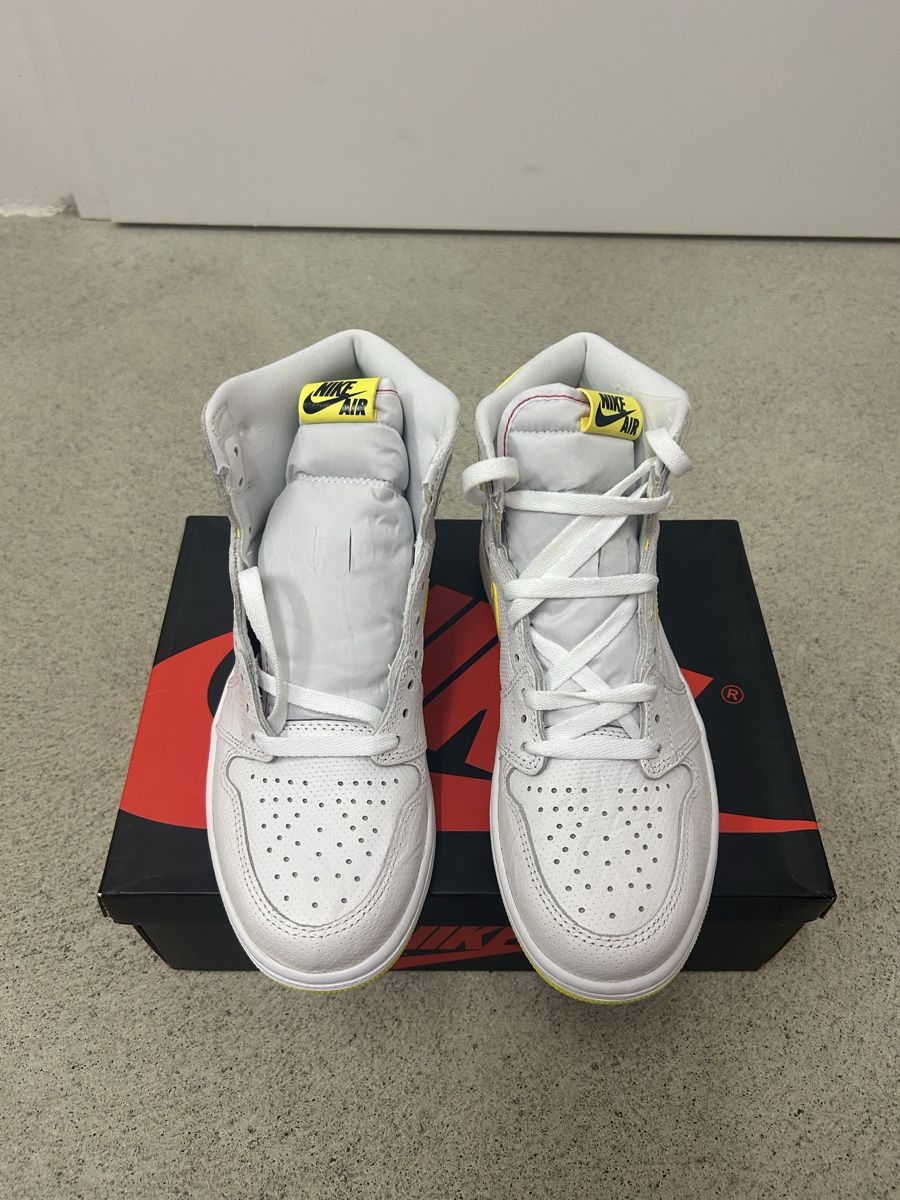 Jordan Herrenschuhe: Nike Air Jordan 1 High First Class Flight White/ Yellow – Neu und originalverpackt aus St.Gallen von y.vrn1 1
