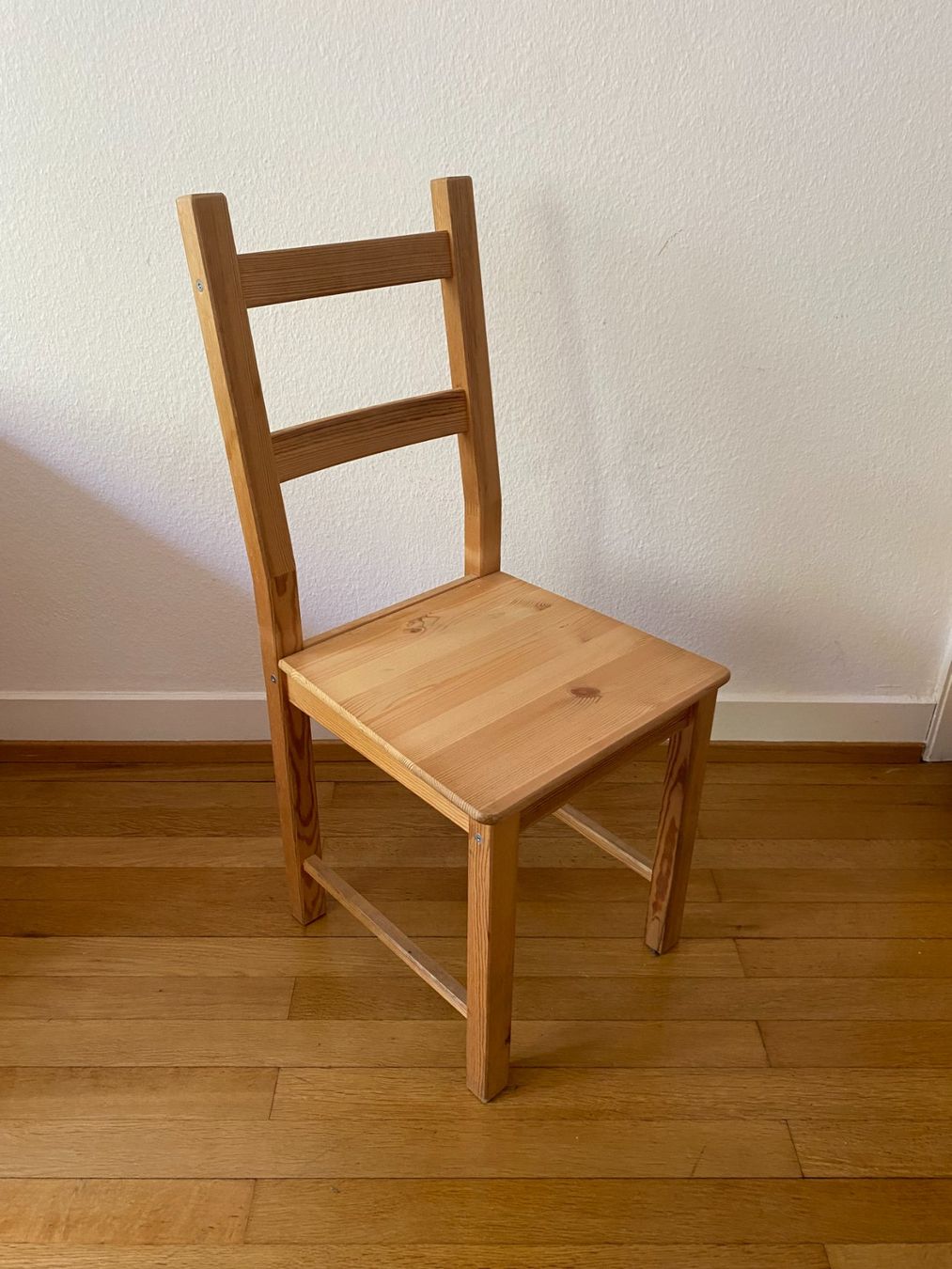 Ikea Chaises: 3 Stühle aus massiver Kiefer – D'occasion à Basel par jeb_c2vd