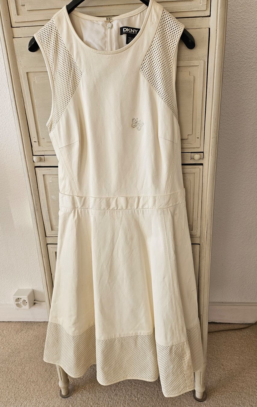 DKNY Vestiti: Robe DKNY en cuir crème, sans manche – Usato da lausanne venduto da josianemuller