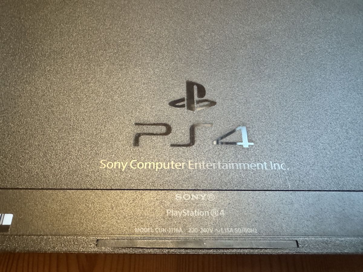 Sony Konsolen: Sony PlayStation 4 Konsole mit zwei Controllern – Gebraucht aus Hünenberg von Roger_rabbit 2