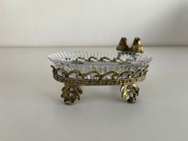 Dekorative goldene Schale mit Metallrahmen und Vögel