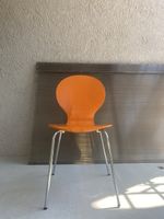Oranger Stuhl im Arne-Jacobsen-Stil 