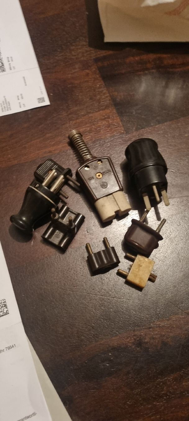 Componenti elettronici: Alte Bakelit . Netzstecker  Elektro Teil verschiedene Teile – Usato da Basel venduto da Jcva 4