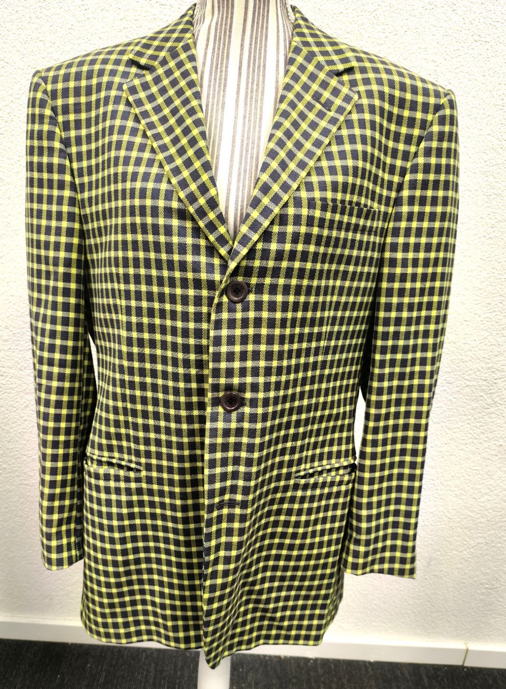 Vestes: VERSACE Sakko Grün Karo ( Gr. 50 ) – D'occasion à Rüti ZH par Restwert_Rueti_ZH