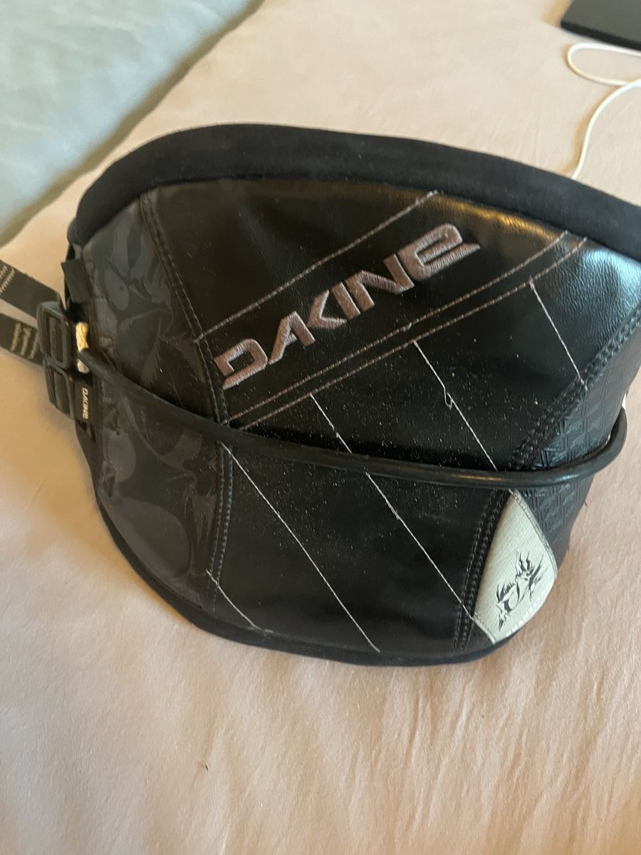 Dakine Sport dell'aria & Aquiloni: DAKINE Chameleon Harnais Kitesurf S – Usato da Grand Lancy venduto da VVTrenkov