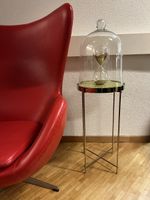 Goldfarbener Beistelltisch mit grosser Glasglocke