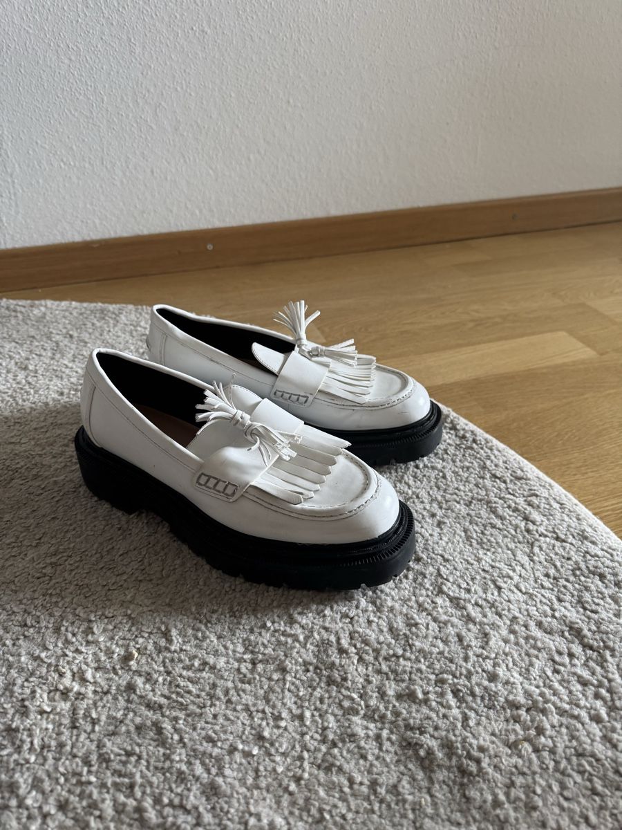 Scarpe da donna: Mocassins blancs à franges  – Usato da Lausanne venduto da fan_d56k