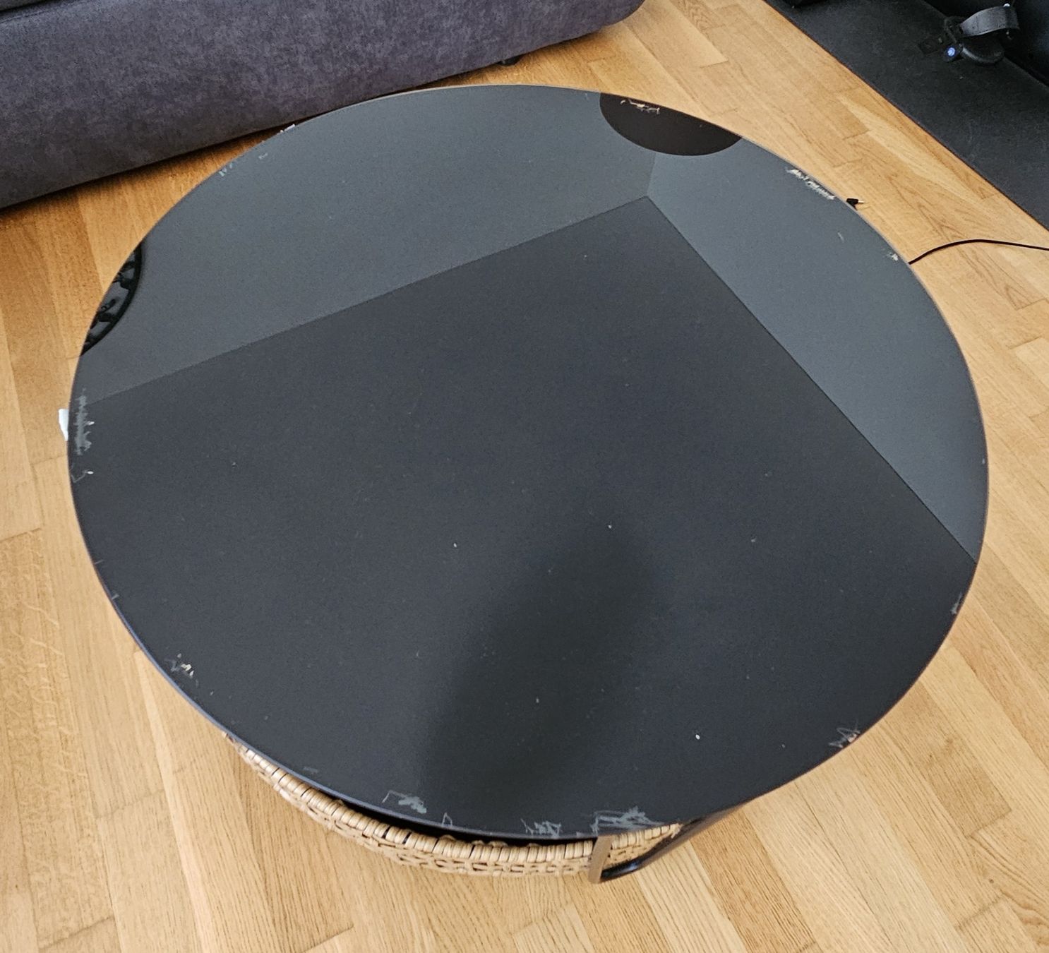 Tische: Runder Glas-Couchtisch mit Rattanablage – Gebraucht aus Chur von rra_t9kw 1