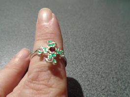 Ring Grösse 8, silberfarbig, Blume grüne Steinchen/roter