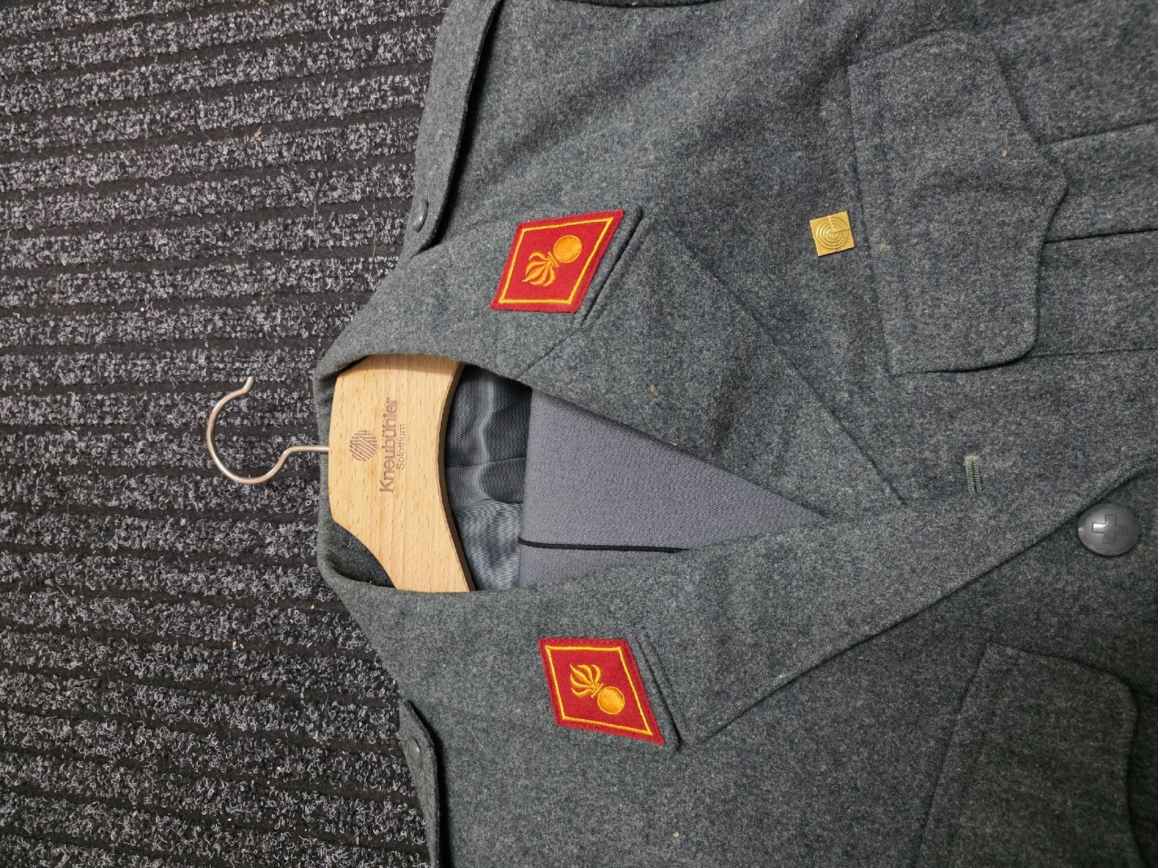 Schweizer Armee Uniformi: Militär Uniform Armee – Usato da Dorf venduto da Echo_Elements 2