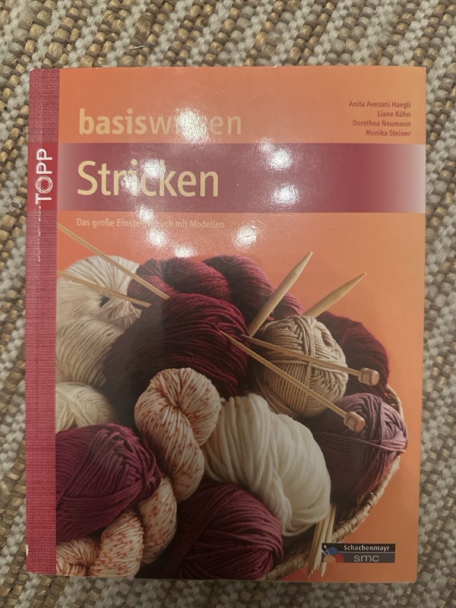 Libri: BASISWISSEN Stricken Das grosse Einsteigerbuch mit Modellen – Nuovo (secondo la descrizione) da Bern venduto da Ibizaflow