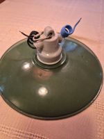 Lampe ancienne en métal émaillé , montage en céramique
