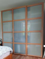 Kleiderschrank mit Schiebetüren (gratis)