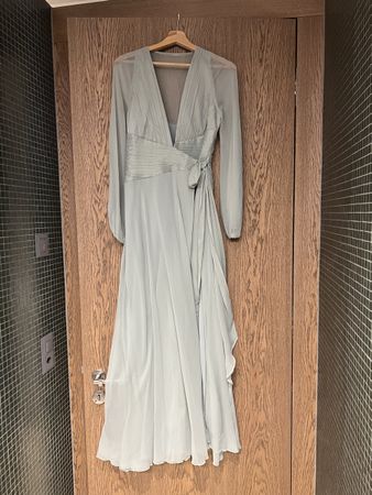 Schönes Abendkleid in Salbeigrün
