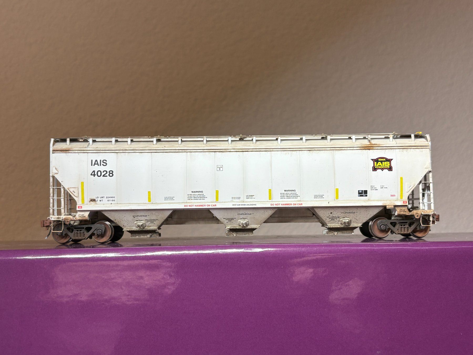 Modellini di ferrovie: Scaletrains rivetcounter IAIS covered hopper mit Weathering – Nuovo (secondo la descrizione) da Cham venduto da scamps01 4