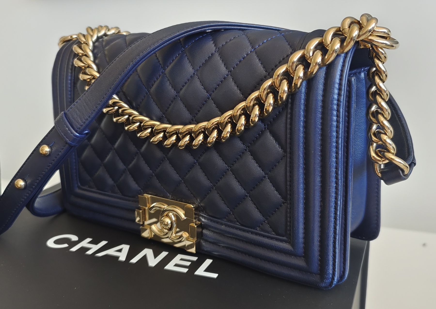 Chanel Borse da donna: Chanel Boy bag, old medium, navy / gold – Usato da Meilen venduto da Aphrodite87 2