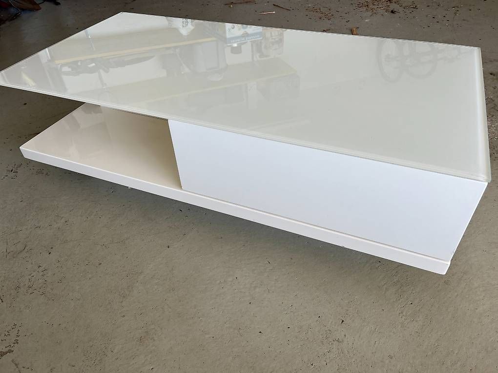 Tische: Salontisch mit Glasplatte – Gebraucht aus Bellikon von Ndorfer 3