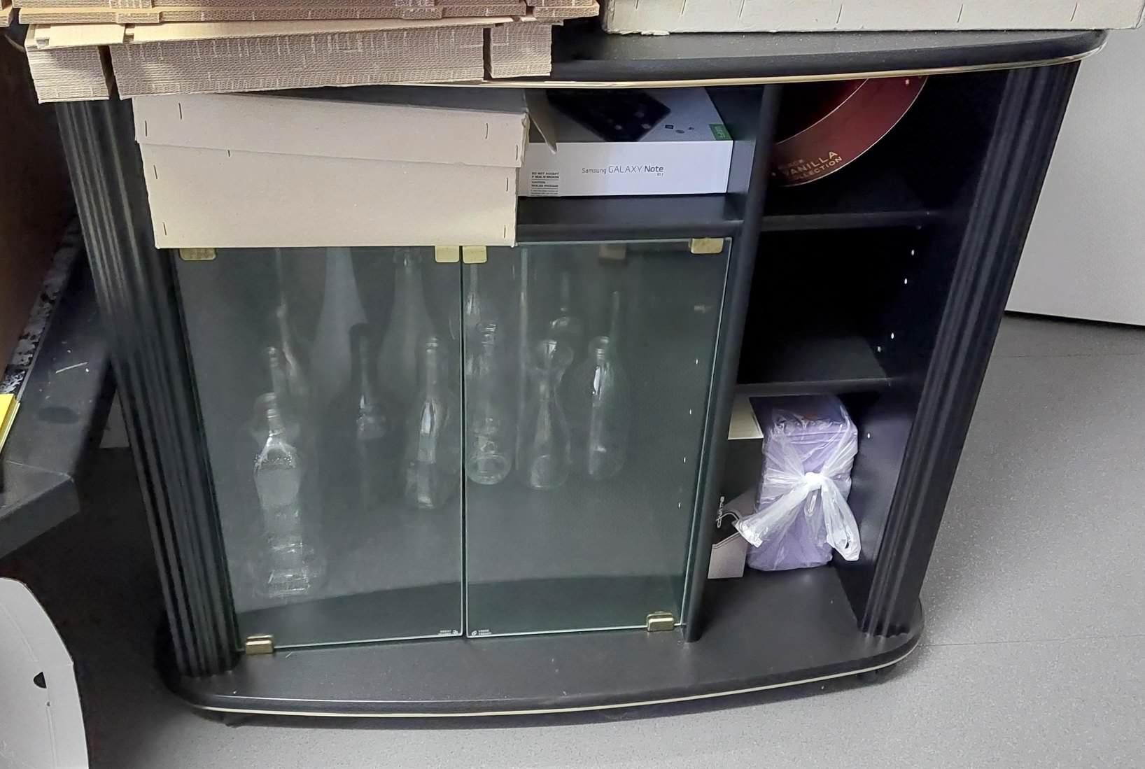 Meubles TV: TV-Möbel mit zwei Glastüren – D'occasion à Zollikofen par Blackie