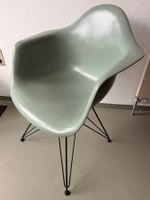 Vitra Eames Fiberglas Armchair mit Metall Untergestell DAR