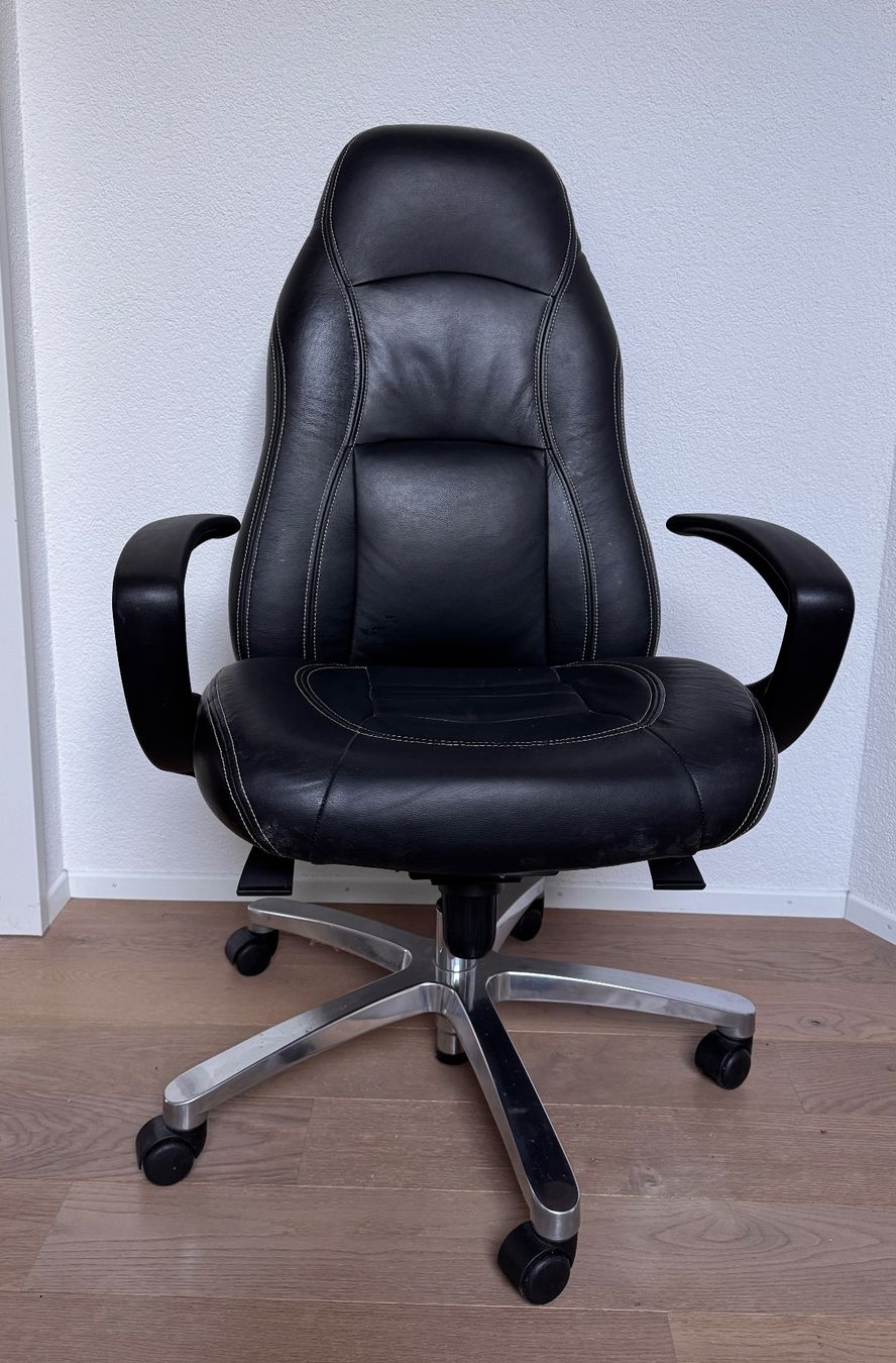 Chaises: Stabiler Bürostuhl schwarz – D'occasion à Arbon par drs64