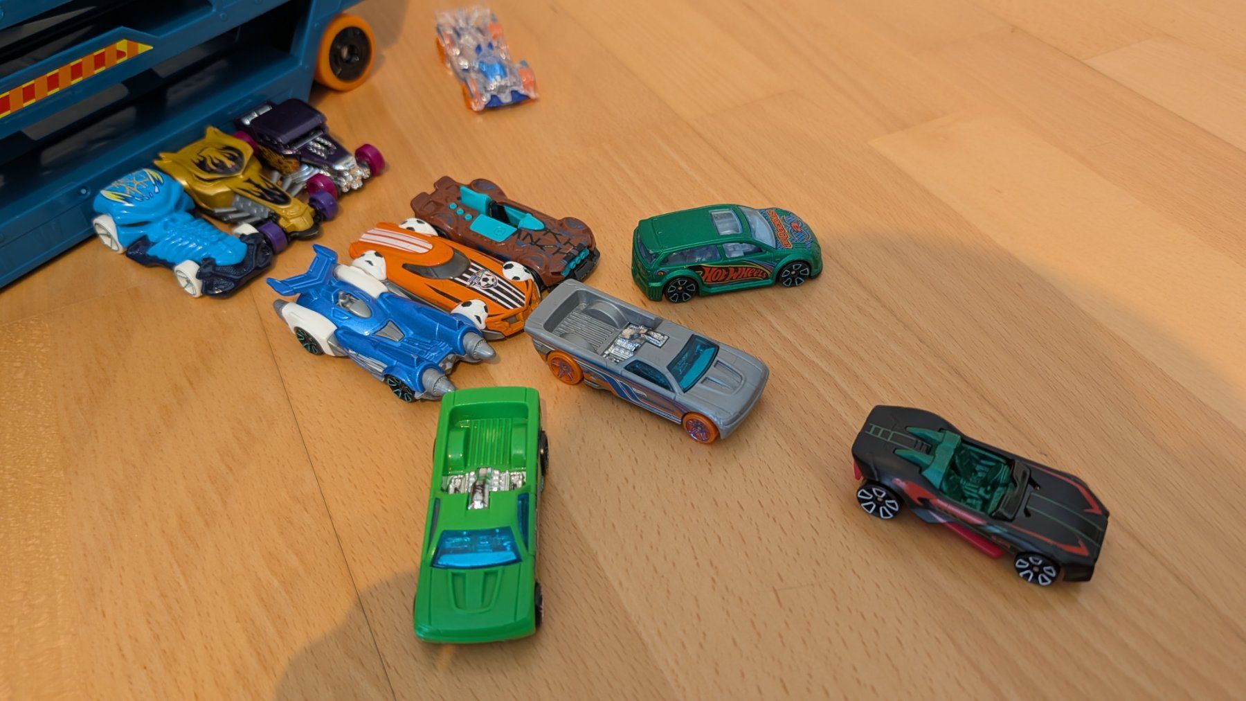 Hot Wheels Spielzeuge: Hot Wheels Stunt N Go Transporter & Trackset – Gebraucht aus Koppigen von Ozumbach 2
