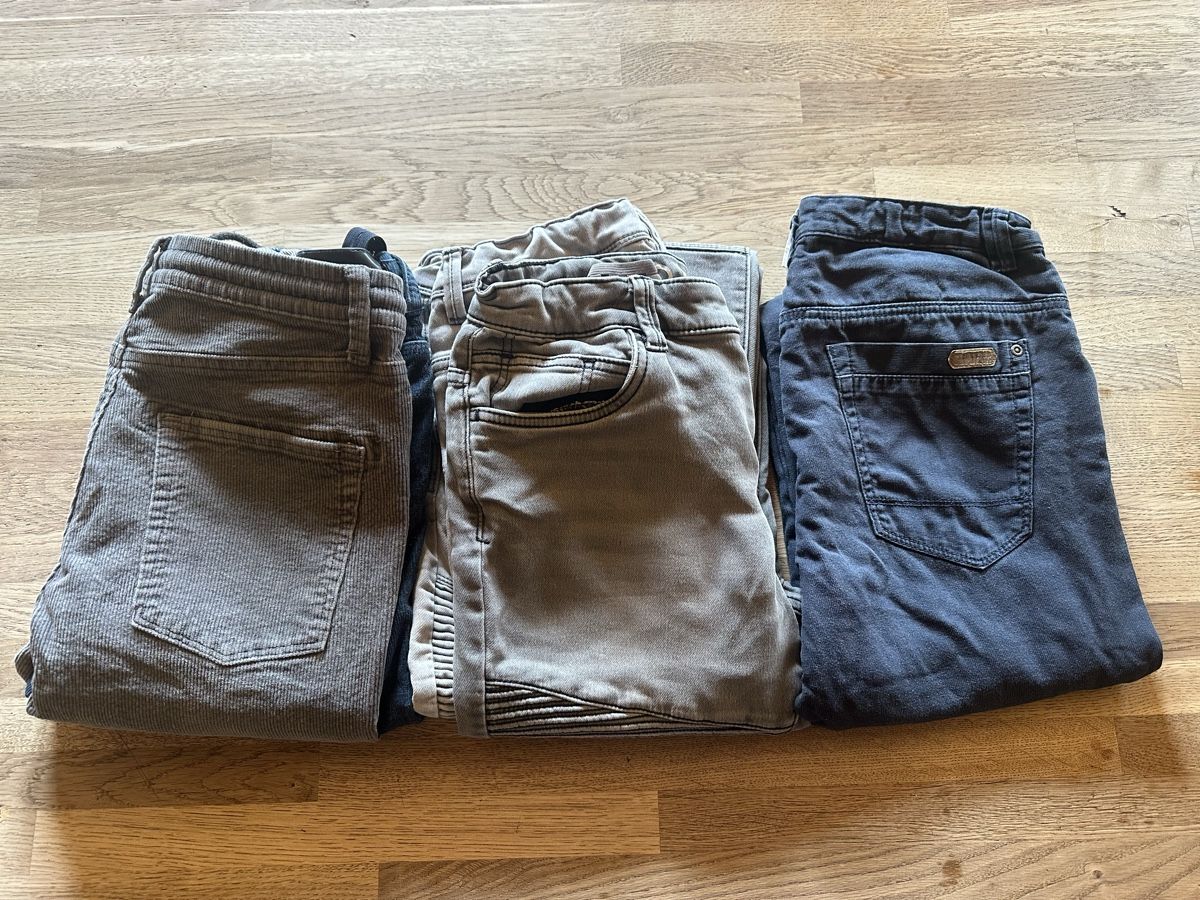 Lotti & Set di vestiti: Lot de 5 pantalons garçon taille 164 – Usato da Château-d'Oex venduto da caroline.