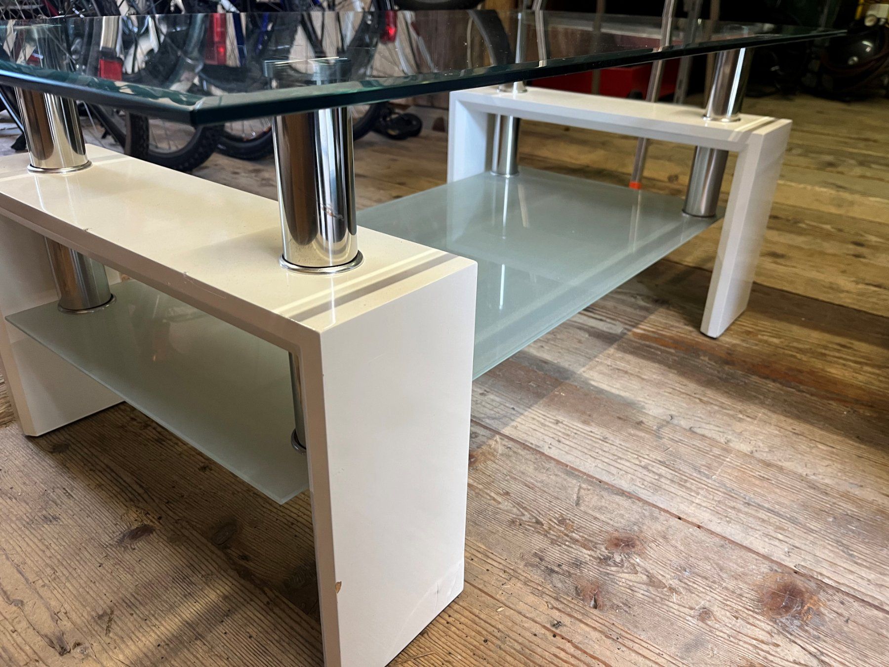 Tische: Moderner Glas Couchtisch mit Ablage – Gebraucht aus Bülach von .Reissverschluss. 2