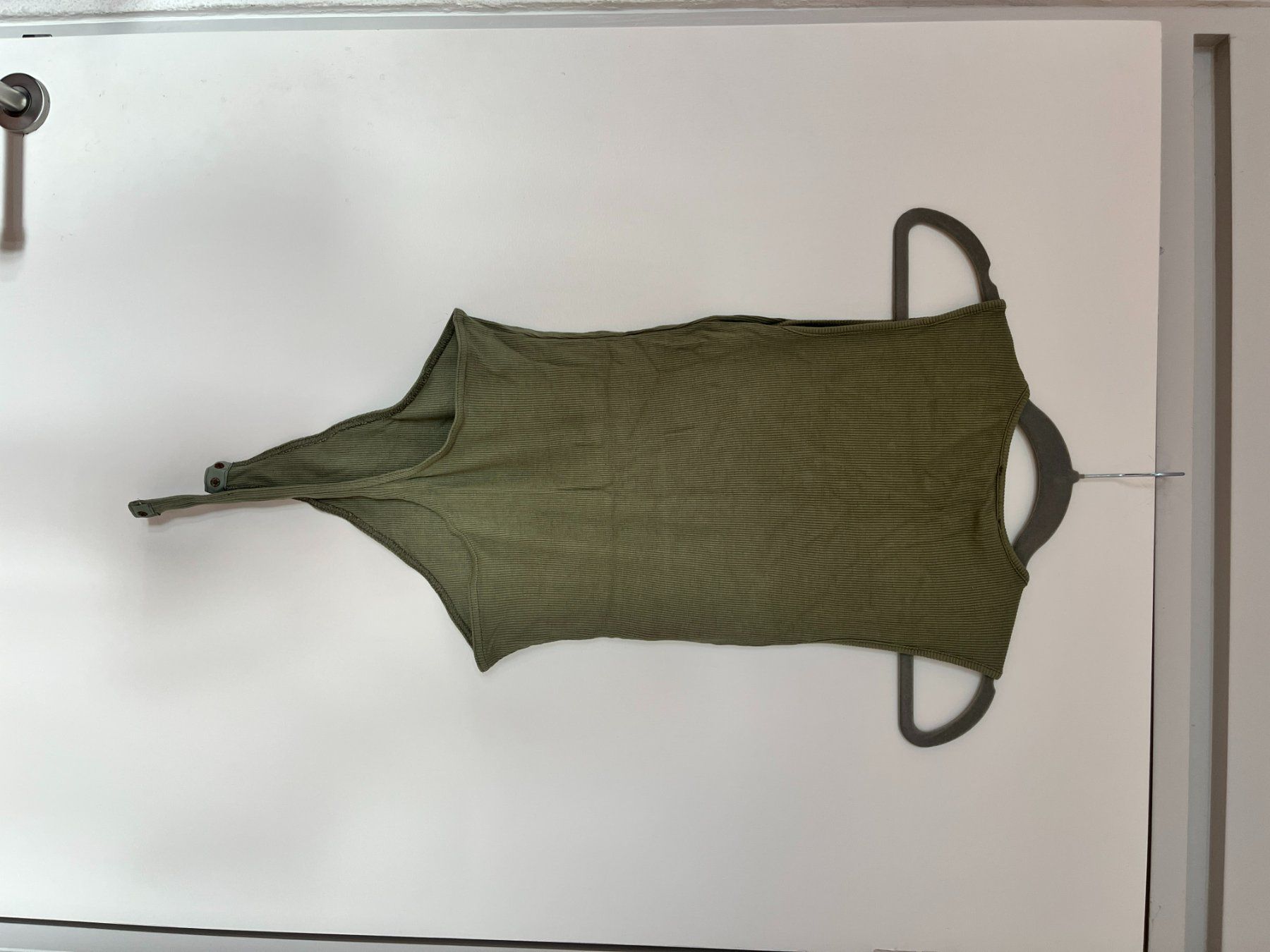 Top: Olivgrüner ärmelloser Body – Usato da Seuzach venduto da anina.k 1