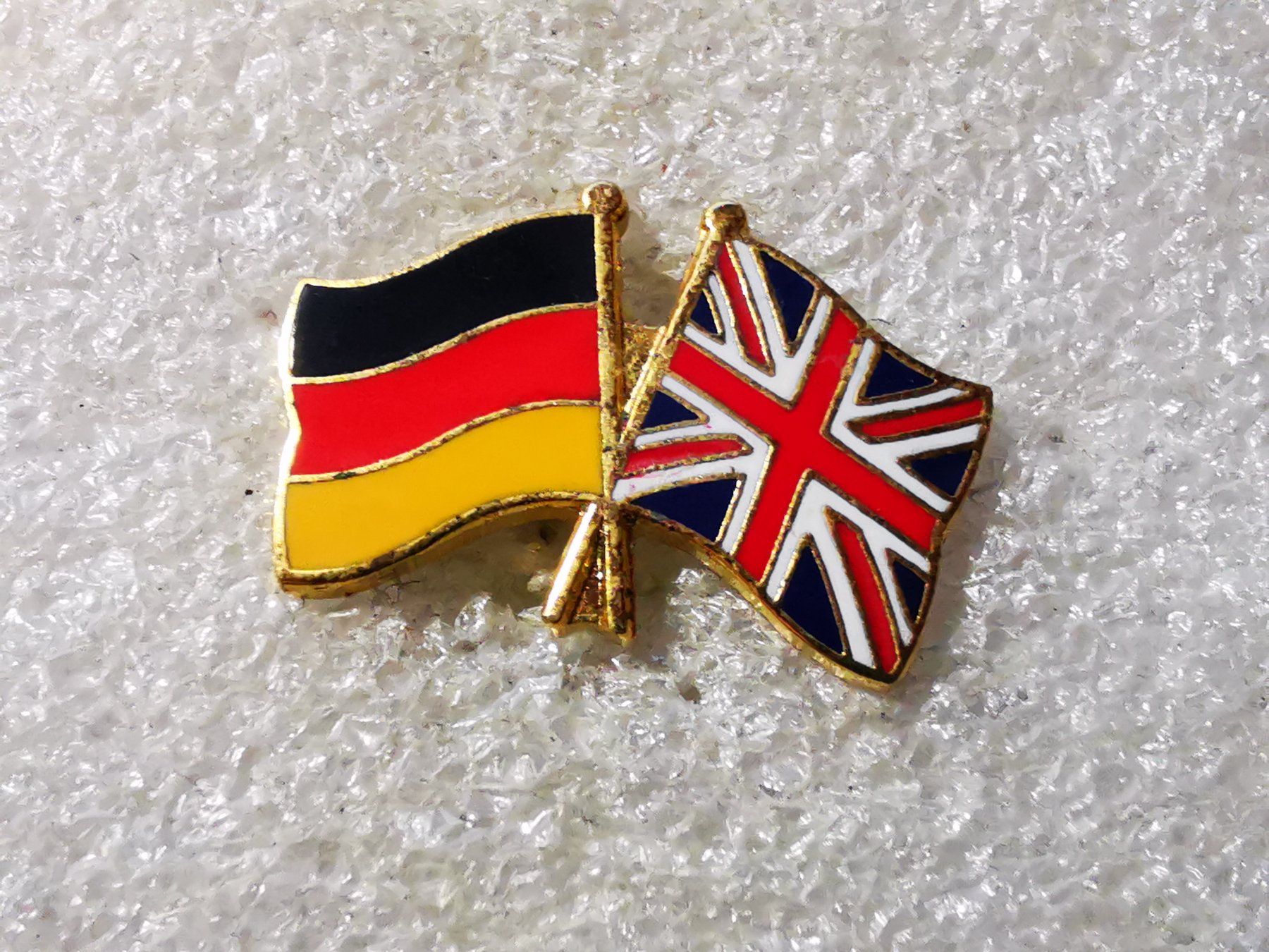 Placchette & Badge: Ansteckpin 83: Flaggen – Usato da Oppligen venduto da Pin-Fall-Shop
