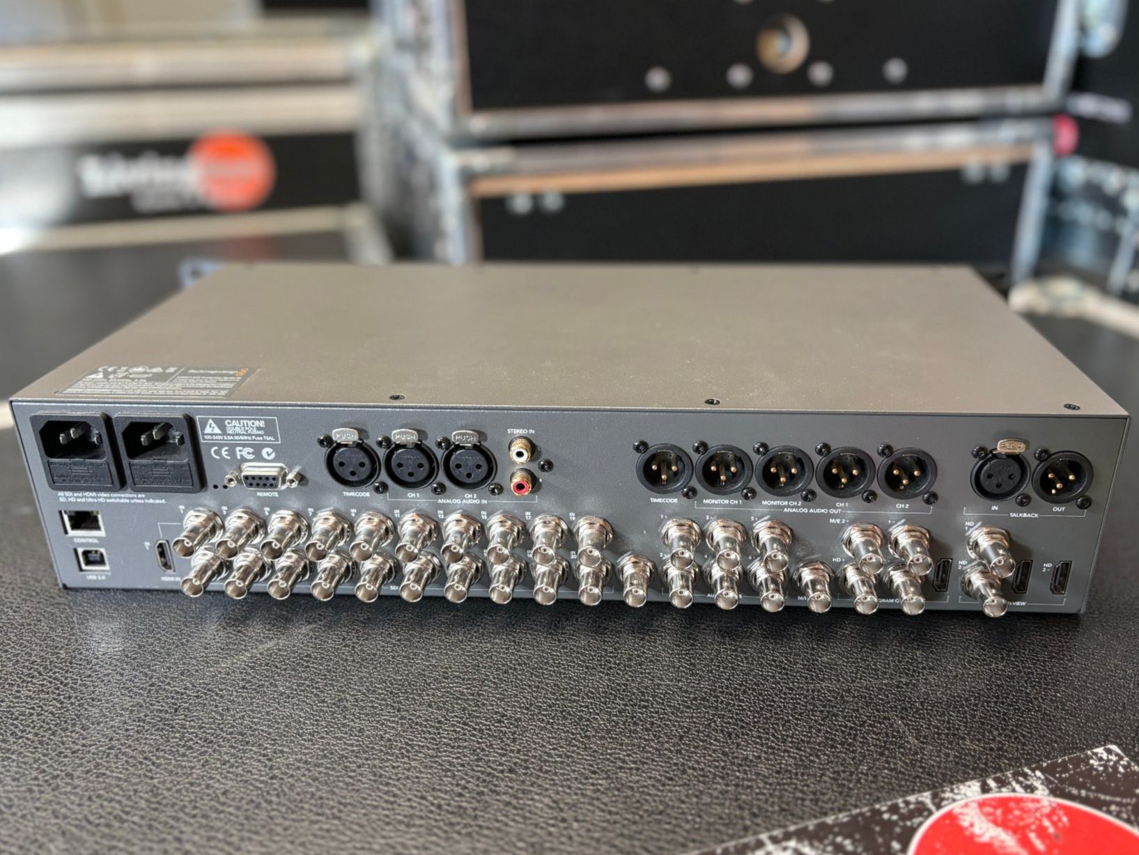 Blackmagic Console di mixaggio: Blackmagic Design Pro Bildmischer ATEM 2 M/E Production Stud – Usato da Konolfingen venduto da LivingRec 1
