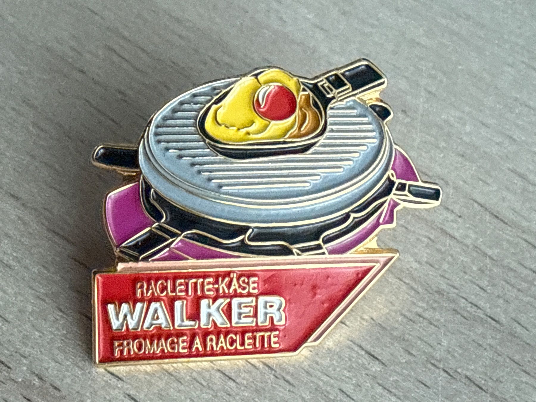 Plaketten & Abzeichen: Pin Raclette-Käse Walker – Gebraucht aus Glattbrugg von Schweigmatt